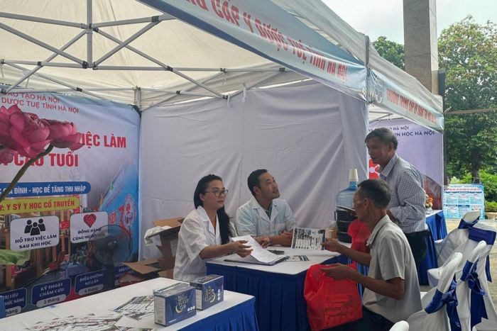 Nhiều người cao tuổi quan tâm tìm hiểu các khóa đào tạo ngắn hạn của Trường Trung cấp Y dược Tuệ Tĩnh Hà Nội. Ảnh: Mai Hoa