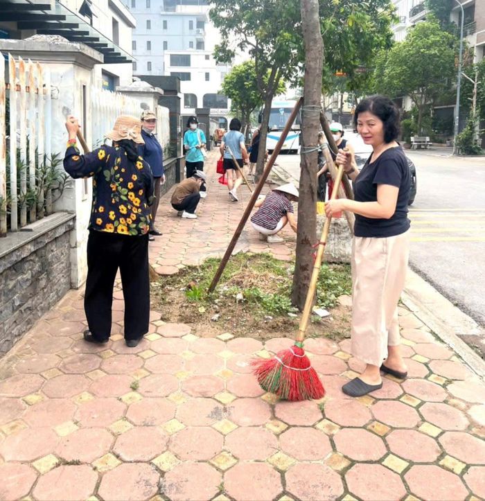 Người dân tích cực quét dọn, thu gom rác thải, chung tay xây dựng phường văn minh, sạch đẹp. Ảnh: Tuệ Lâm