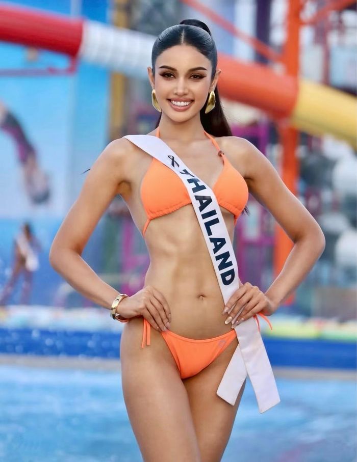 Á hậu 1 Hoa hậu Hoàn vũ 2025 Praveenar Singh và Ophély Mézino (top 12 Hoa hậu Hoàn vũ 2025) vào top 10 Hoa hậu đẹp nhất thế giới năm 2025.
