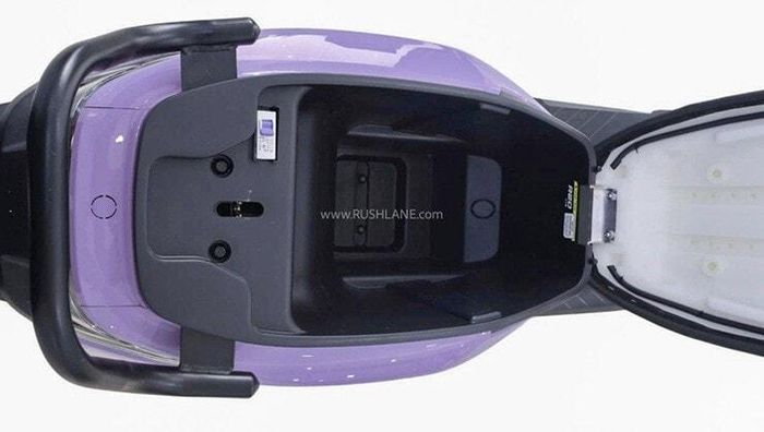Xe được trang bị chiếc cốp rộng 24 lít