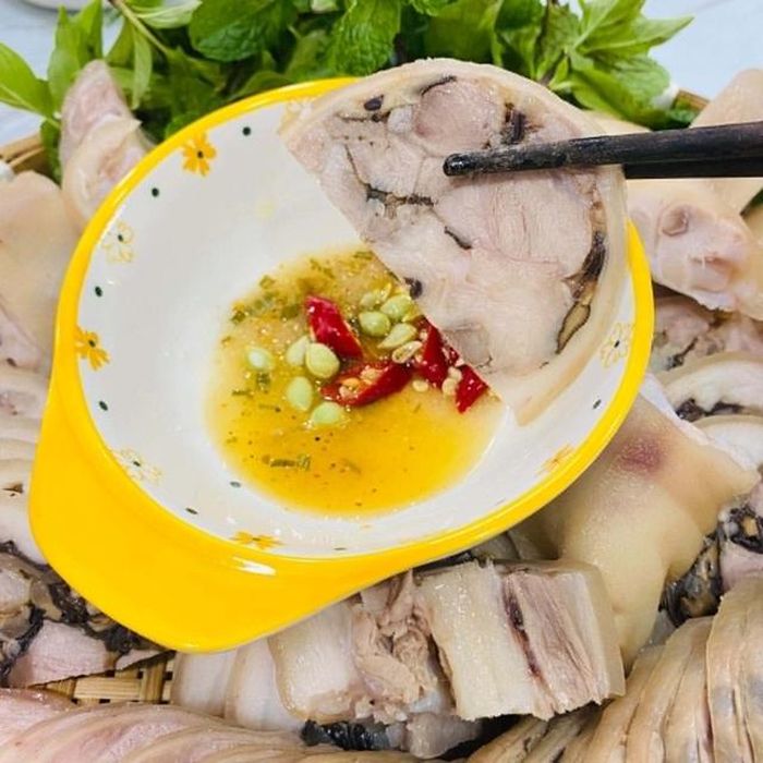 Khi thưởng thức, bạn sẽ cảm nhận được độ dai dai của phần da chân giò và độ mềm của thịt hòa quyện lại với nhau tạo nên hương vị cực đậm đà và chuẩn vị.