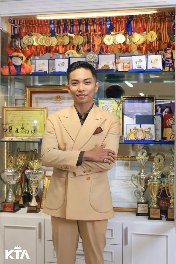 Trước khi tham gia giải đấu này, Phan Hiển đã là một kiện tướng dancesport. Cách đây ít tháng, Phan Hiển đã chụp hình bên những tủ huy chương của mình. Anh gọi những huy chương và cúp là "kho vàng", đây là thành quả cống hiến phấn đấu không ngừng nghỉ suốt bao năm qua của vợ chồng anh.