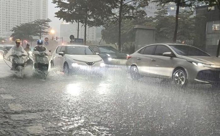 Thành phố đã yêu cầu các địa phương ven sông khẩn trương kích hoạt phương án hộ đê, chủ động triển khai các biện pháp ứng phó nhằm bảo đảm an toàn cho người dân và hệ thống đê điều.