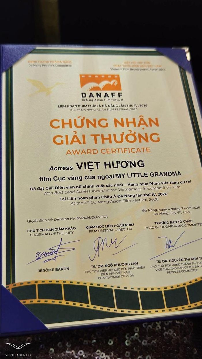 Nhạc sĩ Hoài Phương chúc mừng bà xã.