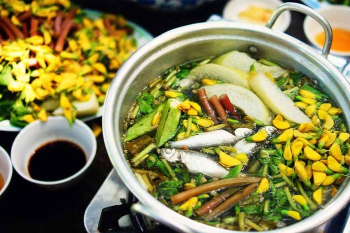 Bông điên điển thường góp mặt trong một số món ăn đặc sắc của miền Tây.