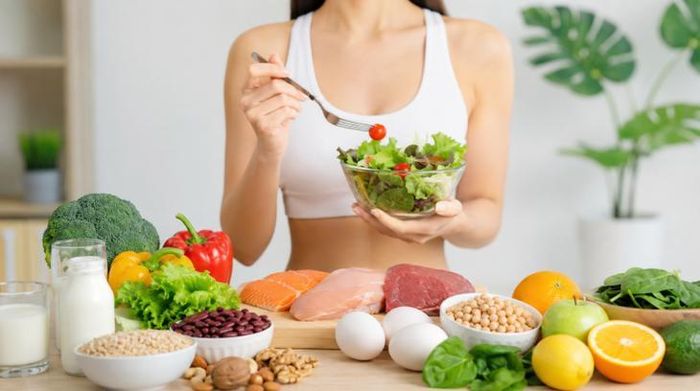 Một chế độ ăn cân đối cần đảm bảo đủ carbohydrate, protein, sắt, canxi và axit folic để vừa hỗ trợ kiểm soát cân nặng, vừa duy trì sức khỏe lâu dài.