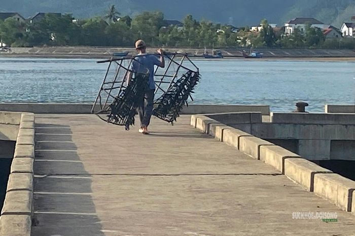 Ngư dân vác khung Bóng ra cầu cảng, chuẩn bị cho công việc thường nhật.