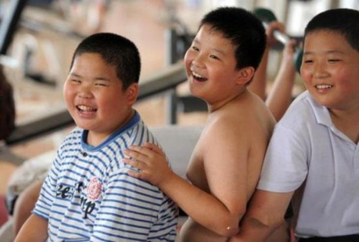 Thói quen ăn vặt, uống nước có đường... khiến gia tăng tình trạng béo phì ở trẻ nhỏ. Ảnh minh họa