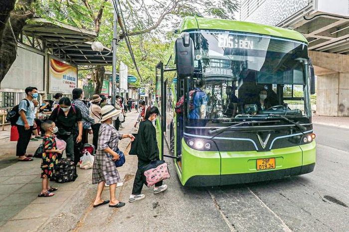 Hà Nội sẽ phát hành miễn phí thẻ xe buýt gắn chip cho người thuộc diện được hưởng chính sách, nhận hồ sơ trực tuyến từ ngày 6/7 và dự kiến trả thẻ từ cuối tháng 7.