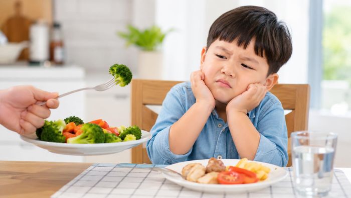 Nhiều trẻ ăn quá nhiều tinh bột tinh chế, món chiên rán, thịt chế biến sẵn nhưng lại thiếu rau xanh, trái cây nguyên miếng, cá, đậu đỗ và thực phẩm giàu chất xơ.