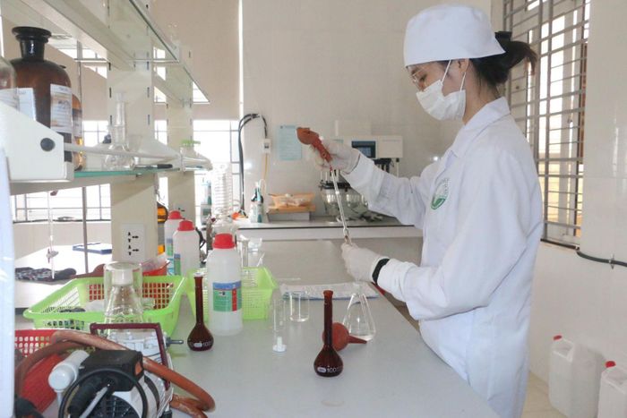 Theo dự thảo Nghị định, cơ sở sản xuất chế phẩm diệt côn trùng, diệt khuẩn phải có ít nhất một người chuyên trách về an toàn hóa chất, làm việc toàn thời gian tại cơ sở và có trình độ từ trung cấp chuyên ngành hóa học trở lên.