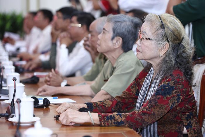Các đại biểu tham dự Hội thảo "Xác minh, kết luận thông tin về lịch sử, phối hợp lịch sử tại khu vực Nghĩa trang Chí Hòa – Chợ Quán (nay là Công viên Lê Thị Riêng).