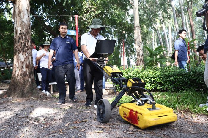 Bộ Tư lệnh TPHCM cùng các chuyên gia sử dụng các thiết bị chuyên dùng, máy radar xuyên đất để tham gia hỗ trợ khảo sát, thăm dò, tìm kiếm vị trí hố chôn liệt sĩ ở tại công viên Lê Thị Riêng.