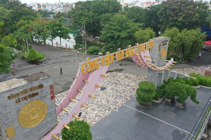 Khu vực cổng chính Công viên văn hóa Lê Thị Riêng.
