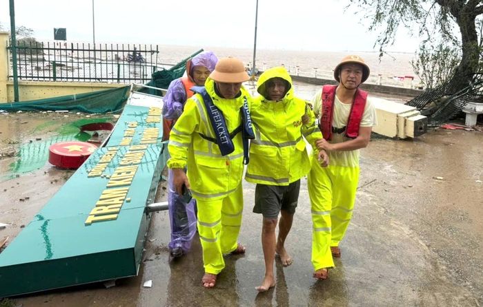 3 thuyền viên nhanh chóng được hỗ trợ y tế, hiện sức khỏe và tinh thần đã ổn định. Ảnh: Cơ quan Công an.