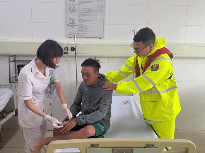 Các thuyền viên được chăm sóc tại Bệnh viện Đa khoa khu vực Móng Cái. Ảnh: Cơ quan Công an.