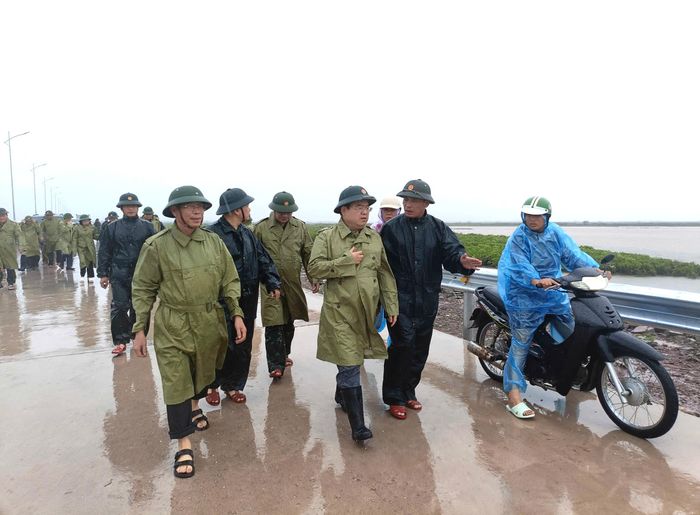Ông Quản Minh Cường - Bí thư Tỉnh ủy kiểm tra tình hình và chỉ đạo khắc phục thiệt hại hệ thống điện trên địa bàn phường Móng Cái 1. Ảnh: MC1.