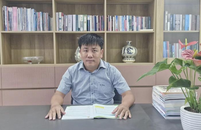  Thạc sĩ Hồ Tấn Nguyên Minh khuyến khích các thế hệ sĩ tử tương lai chủ động mở rộng nguồn tư liệu sách, không nên chỉ ỷ lại vào kiến thức, bài giảng từ thầy, cô. Ảnh: NVCC 