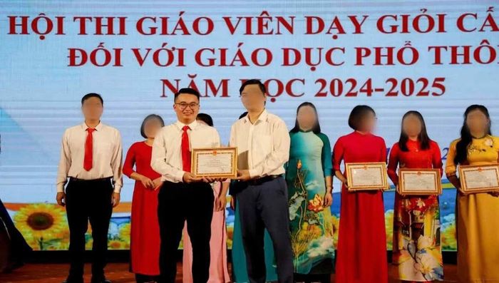 Nguyễn Hà Duy nhận Giấy khen của Giám đốc Sở GD&amp;ĐT tại hội thi giáo viên dạy giỏi cấp tỉnh năm học 2024-2025. (Ảnh: Trang TTĐT phường Minh Xuân)