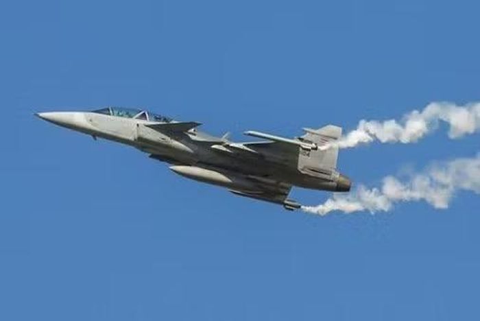 Đó là máy bay chiến đấu Gripen mà Thụy Điển dự định bắt đầu cung cấp cho Lực lượng Vũ trang Ukraine vào năm 2027 còn có thể mang theo tên lửa hành trình Taurus của Đức, được thiết kế để tấn công vào mục tiêu nằm sâu trong lãnh thổ Nga.