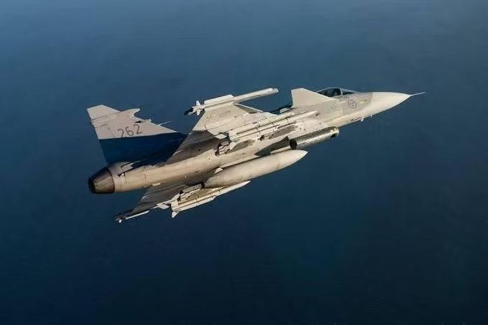 Với tên lửa Meteor và tiêm kích JAS 39 Gripen, rõ ràng lần đầu tiên Kyiv nắm trong tay phương tiện đủ sức đối đầu trực diện những chiếc Su-35S và Su-30SM2 mang tên lửa R-37M của Nga.