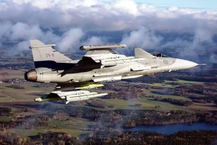 Bên cạnh đó hồi tháng 5, trang The War Zone tuyên bố rằng JAS 39 Gripen có thể được coi là "máy bay chiến đấu tốt nhất" cho cuộc đối đầu giữa Kyiv và Moskva trong tương lai.