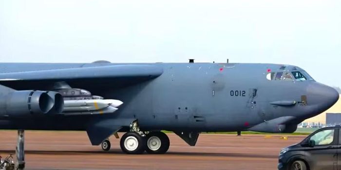 Theo các nhiếp ảnh gia hàng không tại Anh, 6 máy bay ném bom chiến lược B-52 đã rời RAF Fairford theo 2 đợt trong ngày 1/7. Đợt đầu cất cánh lúc 10 giờ 15 theo giờ địa phương, trong khi đợt thứ hai diễn ra vào khoảng 14 giờ 20.