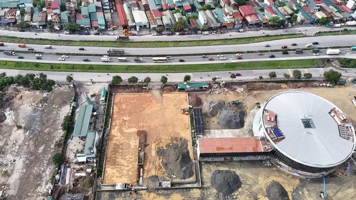 Một khuôn hình gói trọn hiện trạng bến xe Yên Sở: khối nhà tròn mái bạc gần chạm đích ở một bên, bãi đất chờ san lấp ở bên kia, phía trên là dòng xe không ngơi nghỉ trên Vành đai 3. Khi hoàn thành, đây sẽ là bến xe liên tỉnh thứ 7 và là một trong những bến hiện đại nhất Hà Nội.