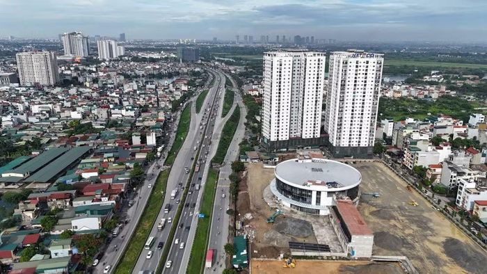 Đoạn Vành đai 3 qua khu vực tách thành nhiều nhánh lên xuống, là mạch giao thông sẽ dẫn dòng phương tiện ra vào bến. Về lâu dài, khi Vành đai 4 và bến xe chính phía Nam hoàn thành, Yên Sở được định hướng chuyển thành trung tâm trung chuyển vận tải công cộng.