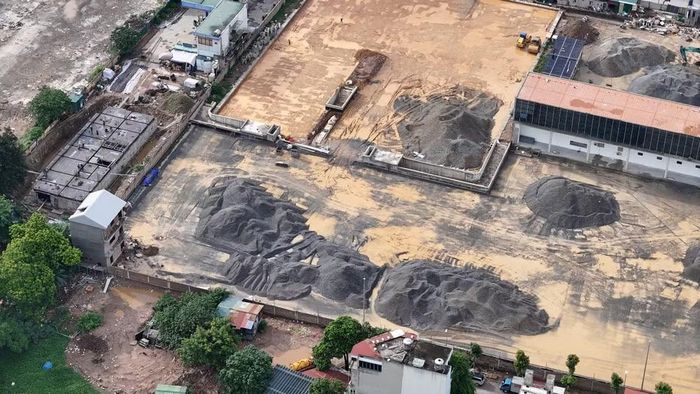 Khu sân đỗ và bãi kỹ thuật vẫn đang san lấp, đầm nén. Đây là phần việc nặng ở chặng cuối, quyết định mốc đưa công trình vào khai thác đúng kế hoạch quý II/2026.