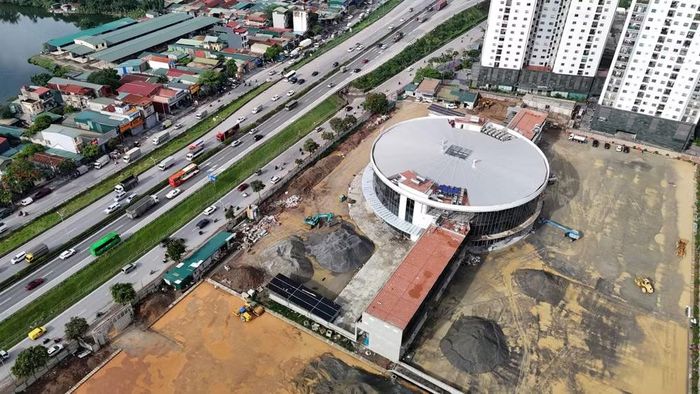 Điểm khiến Yên Sở khác biệt là tầng hầm rộng khoảng 5.000m² dùng làm nơi trông giữ xe cho hành khách, hạng mục lần đầu xuất hiện ở một bến xe khách của Hà Nội. Trên mái các khối nhà phụ đã lắp hệ thống pin năng lượng mặt trời.