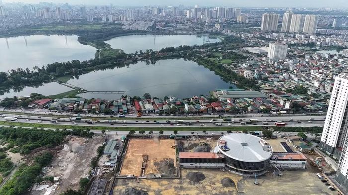 Phía sau công trường là hồ điều hòa Yên Sở, khu vực trọng yếu về thoát nước của cửa ngõ phía Nam Thủ đô. Sau sắp xếp đơn vị hành chính từ 1/7/2025, khu vực dự án thuộc phường Yên Sở, TP Hà Nội.