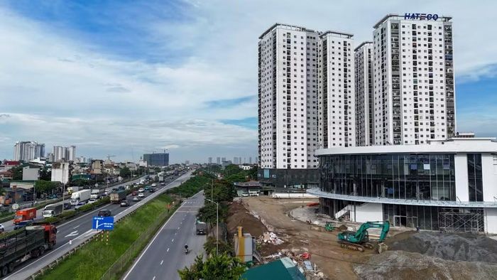 Vị trí bến được đánh giá đắc địa: nằm ngay nút giao đường gom Vành đai 3 với hướng đi cầu Thanh Trì, cách bến xe Nước Ngầm khoảng 2km và bến Giáp Bát khoảng 5km. Sát bên là tổ hợp chung cư Hateco Hoàng Mai.