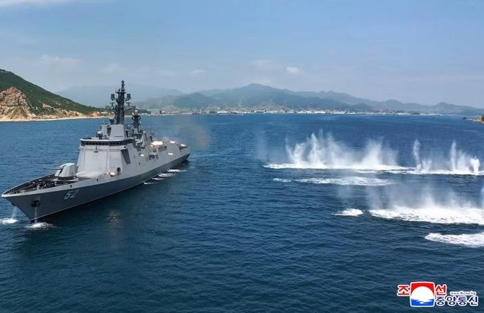 Nhà lãnh đạo Triều Tiên đã ra lệnh cho các quan chức hoàn thành chương trình thử nghiệm tàu khu trục và đưa tàu vào biên chế hải quân trong vòng 2 tháng