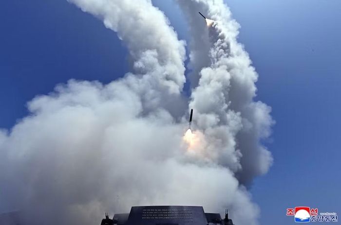 Ông Kim Jong Un cũng tiết lộ kế hoạch tiếp nối chương trình đóng tàu khu trục hiện tại bằng một lớp tàu chiến mặt nước chiến lược mới có trọng tải 10.000 tấn