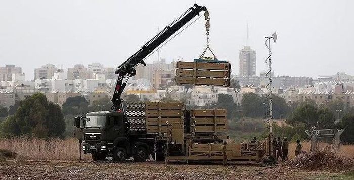 Vào tháng 4, Axios cũng là cơ quan truyền thông đầu tiên đưa tin Israel đã điều động tổ hợp Iron Dome cùng kíp vận hành tới UAE.