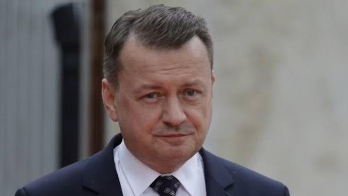 Cựu Bộ trưởng Quốc phòng Ba Lan Mariusz Blaszczak, hiện thuộc đảng đối lập Luật pháp và Công lý, cũng chỉ trích thông tin này. Ông cho rằng nếu việc chuyển giao thực sự diễn ra thì đó là hành động đi ngược trách nhiệm bảo đảm an ninh cho công dân Ba Lan.