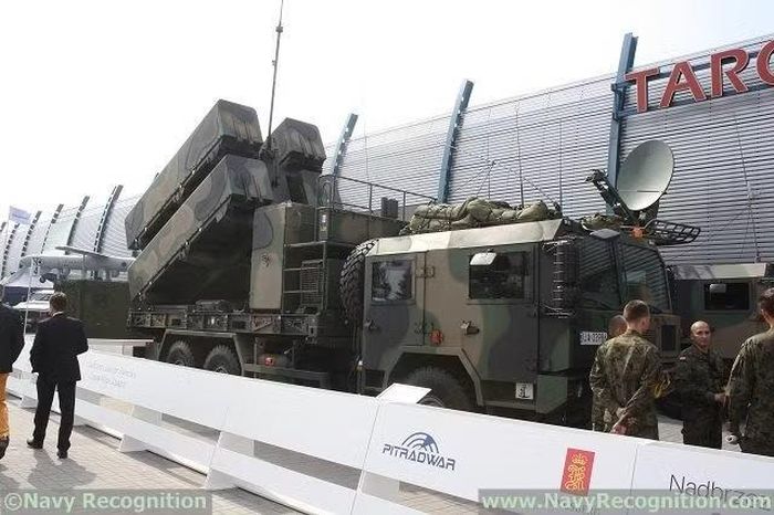 Đây là một tên lửa cận âm có khả năng tấn công các mục tiêu trên mặt đất - mặt biển, nó dài 4 m và có tổng khối lượng hơn 400 kg, trong đó đầu đạn xuyên phá bằng chất nổ mạnh nặng 120 kg.