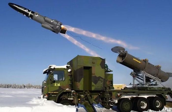 Tên lửa chống hạm này có chiều dài 4,35 m, đường kính 0,5 m và sải cánh 1,4 m. Trọng lượng khi phóng, bao gồm cả động cơ đẩy, xấp xỉ 770 - 820 kg, trong khi trọng lượng khi bay khoảng 650 - 660 kg.