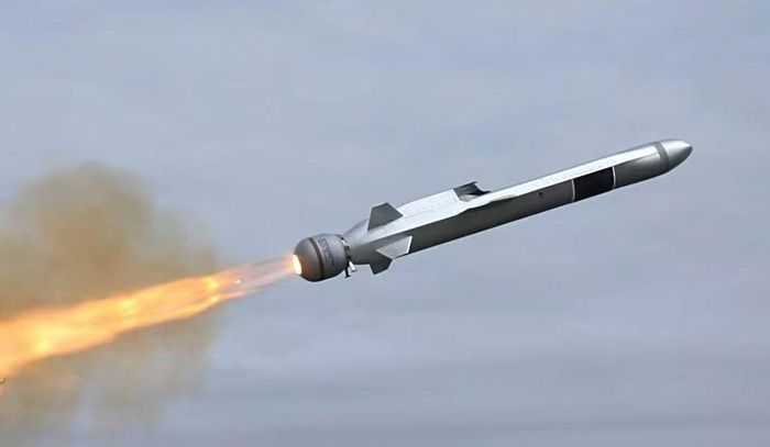 Tuy nhiên vào tháng 5/2022, đã có thông tin cho biết Mỹ đang xem xét khả năng cung cấp cho Ukraine hai loại tên lửa hành trình chống hạm cận âm đó là Harpoon và NSM.
