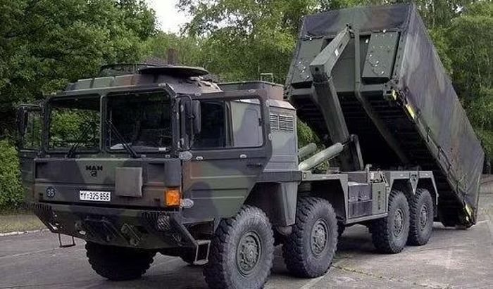 Phiên bản tên lửa NSM dùng cho phòng thủ bờ biển đang được sử dụng tại các quốc gia như Ba Lan và Mỹ, ngoài ra còn được Latvia, Bulgaria, Đan Mạch và Romania đặt hàng.