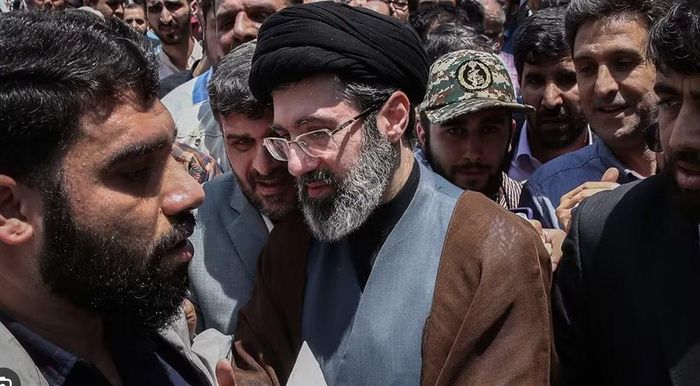 Trước đó, người phát ngôn Bộ Y tế Iran Hossein Kermanpour cho biết ông Mojtaba Khamenei chỉ bị thương nhẹ ở mặt, đầu và chân sau cuộc không kích, không gặp vấn đề sức khỏe nghiêm trọng.