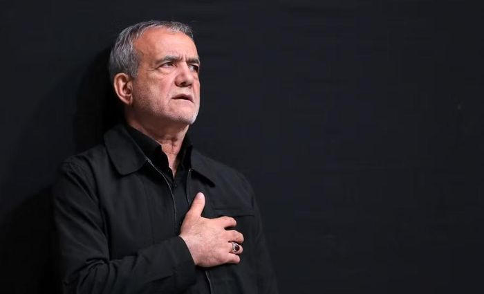Tang lễ còn có sự tham dự của Tổng thống Iran Masoud Pezeshkian và Chủ tịch Quốc hội Mohammad Baqer Ghalibaf. Hai lãnh đạo đã cùng tham gia nghi thức cầu nguyện tại Đại giáo đường Imam Khomeini Mosalla.