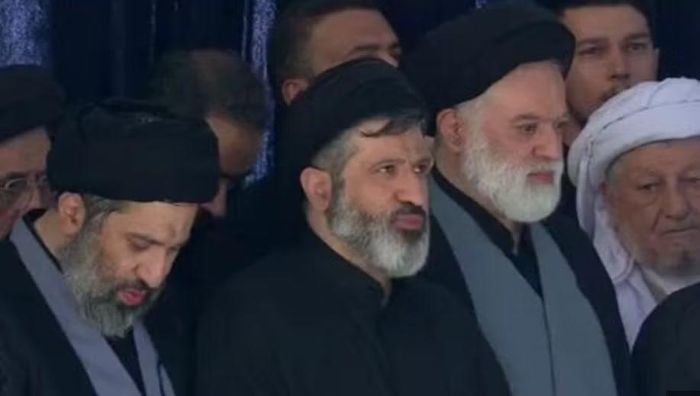 Rất đông người dân Iran đã tập trung tại Đại giáo đường Imam Khomeini Mosalla để tiễn biệt cố lãnh tụ. Nhiều người có mặt từ đêm 4/7.