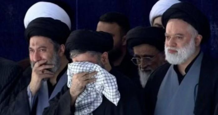 Theo hình ảnh do truyền hình nhà nước Iran công bố ngày 5/7, ông Mostafa, ông Meysam và ông Masoud, ba người con trai của cố lãnh tụ Ali Khamenei, đã cùng 4 thành viên khác trong gia đình cầu nguyện phía sau các linh cữu được đặt tại Đại giáo đường Imam Khomeini Mosalla.