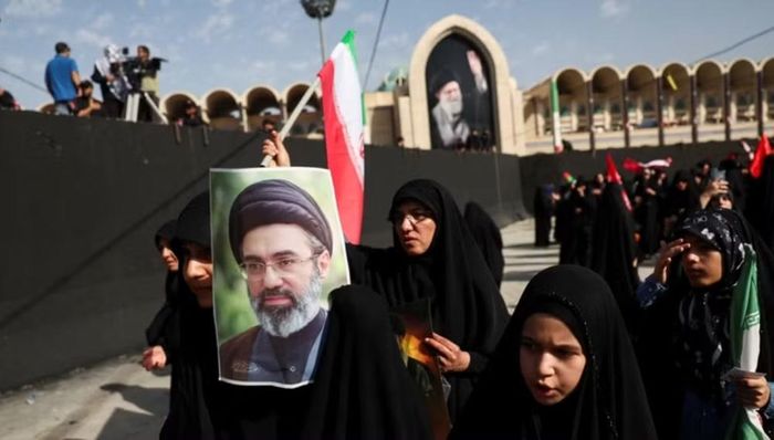 Sau 1 ngày quàn linh cữu để các lãnh đạo cấp cao Iran cùng quan chức nước ngoài đến viếng, ngày 4/7, linh cữu cố lãnh tụ Ali Khamenei được đưa ra khu vực ngoài trời dưới lớp kính bảo vệ. Cùng với ông còn có linh cữu con gái, con rể, con dâu và cháu gái 14 tháng tuổi.