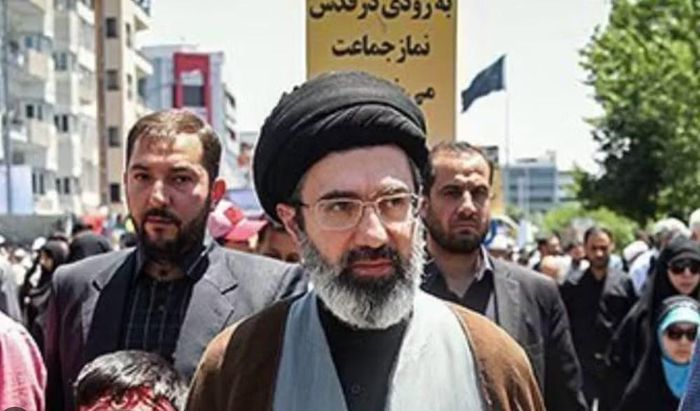Trong khi đó, ông Mojtaba Khamenei không có mặt tại buổi lễ. Giới chức Iran cũng không đưa ra bất kỳ lời giải thích nào về sự vắng mặt của lãnh tụ tối cao.