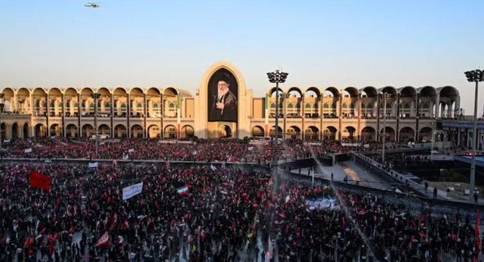Iran đang tổ chức quốc tang kéo dài 1 tuần để tưởng niệm cố lãnh tụ Ali Khamenei. Theo kế hoạch, linh cữu của ông sẽ được đưa tới nhiều địa điểm linh thiêng của người Hồi giáo dòng Shiite tại Iran và Iraq trước khi an táng.