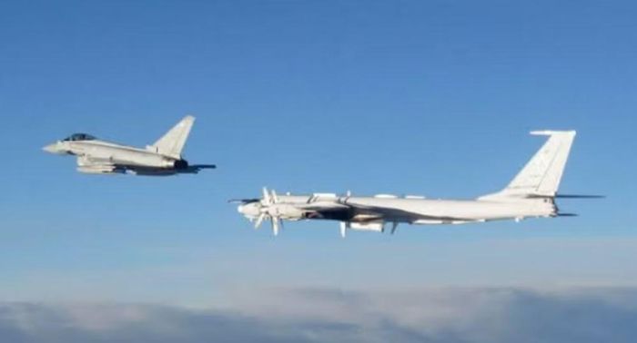 Báo Politico trước đó đưa tin máy bay tuần thám săn ngầm Tu-142 đã tiếp cận nhóm tác chiến Prince of Wales từ ngày 2/7.