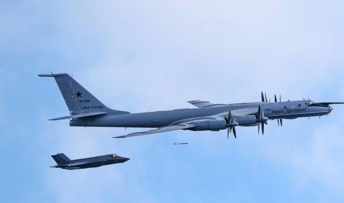 Trước diễn biến trên, 2 tiêm kích F-35B đã cất cánh từ tàu sân bay HMS Prince of Wales để giám sát máy bay tuần thám săn ngầm Tu-142. Các máy bay Anh bám theo mục tiêu cho đến khi chiếc Tu-142 rời khỏi khu vực.
